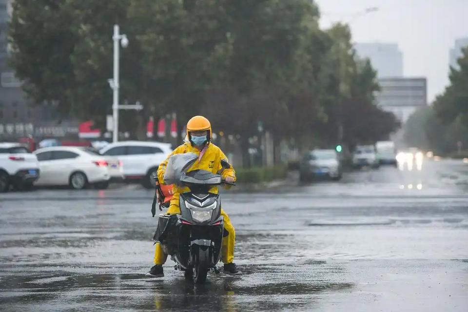 为什么下雨天外卖配送费翻倍涨价，骑手却还说自己根本没多赚到钱？下雨天点过外卖