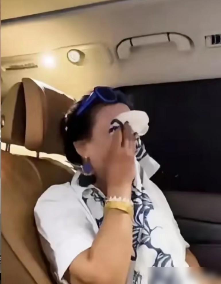 汪小菲居然为了几张照片，当众对着亲妈张兰破口大骂。他可能真的忘了，他现在住的豪宅