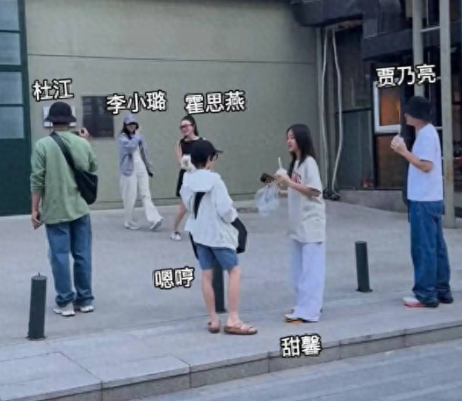 贾乃亮李小璐合体出游，男方态度仍卑微！五一假期期间，贾乃亮与李小璐合体陪女儿