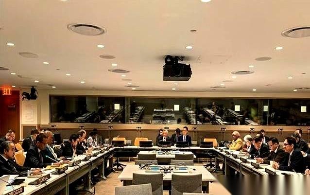 中国在联合国干了件大事。一声招呼，43个国家的人立马就围了过来。不是请客吃饭