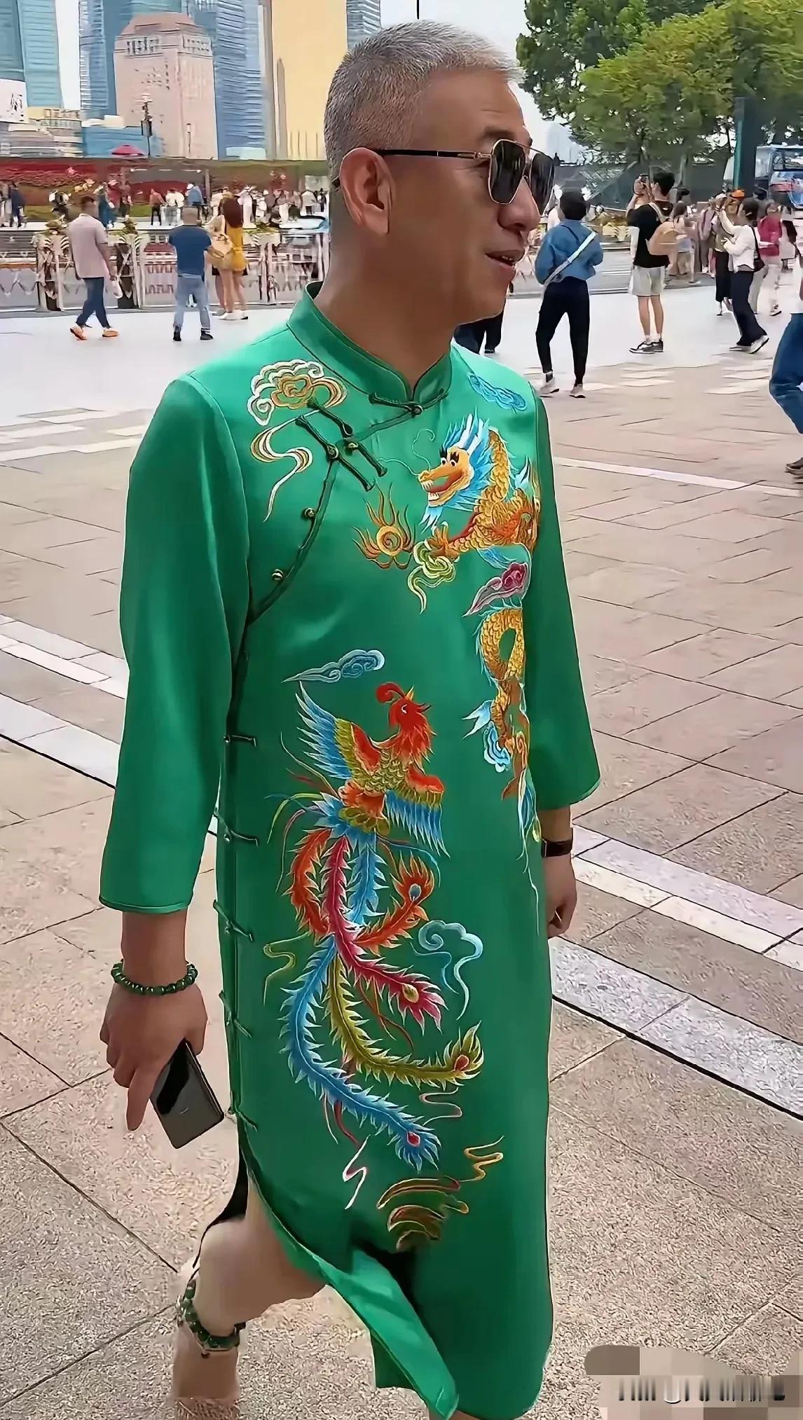 作为一名大叔，每天穿着旗袍出现在大庭广众之下，合适吗？说是对旗袍热爱，