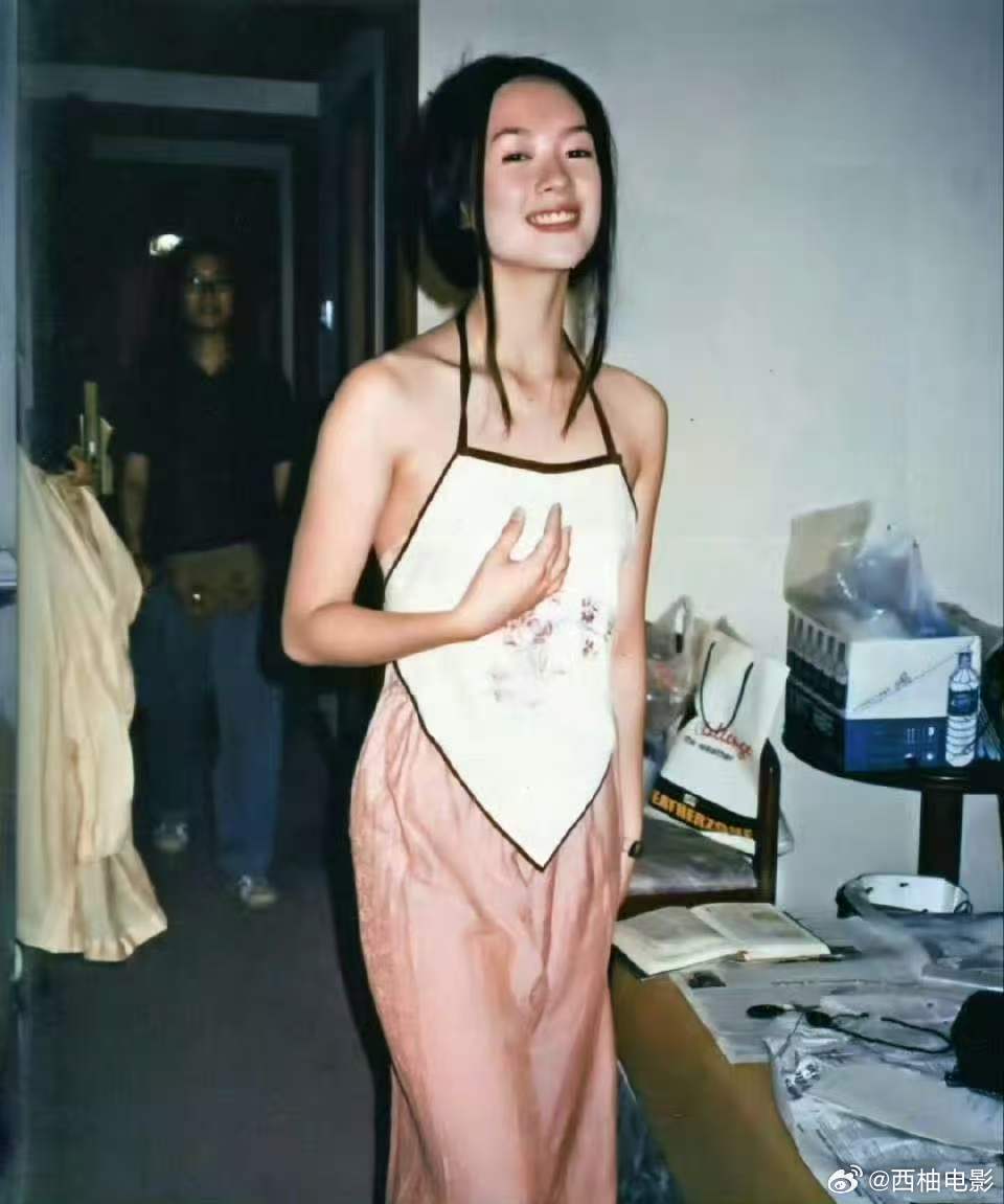 章子怡97年穿肚兜上镜章子怡学生时期撒贝宁章子怡以前流行穿肚兜样式的衣服