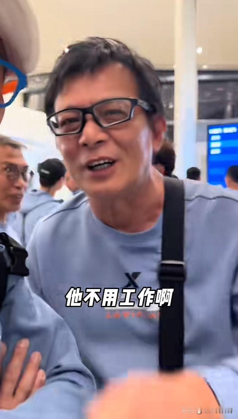 黄日华何家劲机场遇粉丝，当面说粉丝是“土豪”，天天不用工作。黄日华跟何家劲说