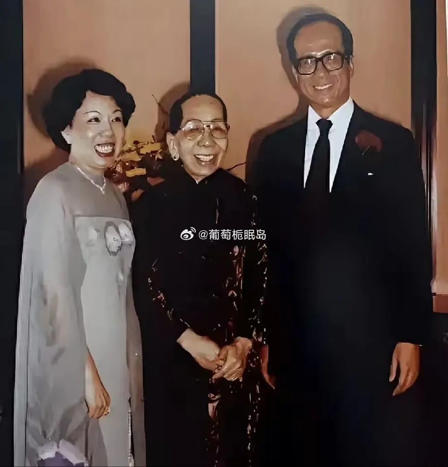 李嘉诚的家族有长寿基因。她的母亲庄碧琴女士活到了93岁，她的舅舅庄静庵享年86岁