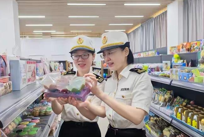 明目张胆投毒！核辐射区零食偷偷流入国内，撕掉贴纸才敢露产地，专坑中国孩子有一