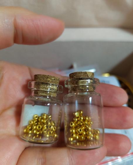 我有一个朋友，她从2019年的7月份开始，每个月都从工资里面匀出1克的金豆的钱，