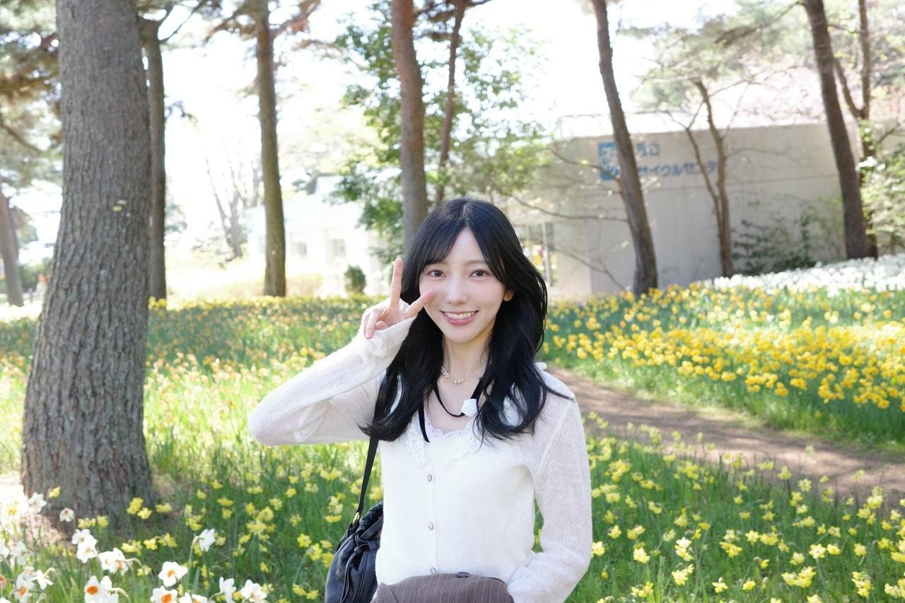 小西夏菜実🐺「人生で初めてネモフィラ畑に行きました。まだ五分咲きだったけどそれ