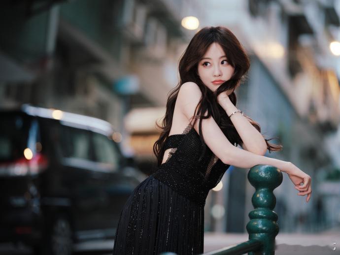 祝绪丹挂脖黑纱长裙祝绪丹深V黑纱长裙也太好看了吧，这一套造型的风格，优雅又带