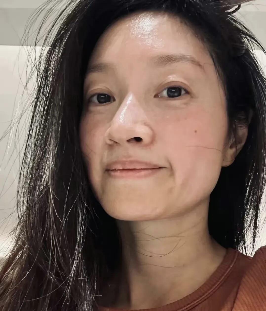 都是明星们的素颜照，我只认出了右边的照片是梅婷。虽然她皮肤状态不怎么好，但真实的