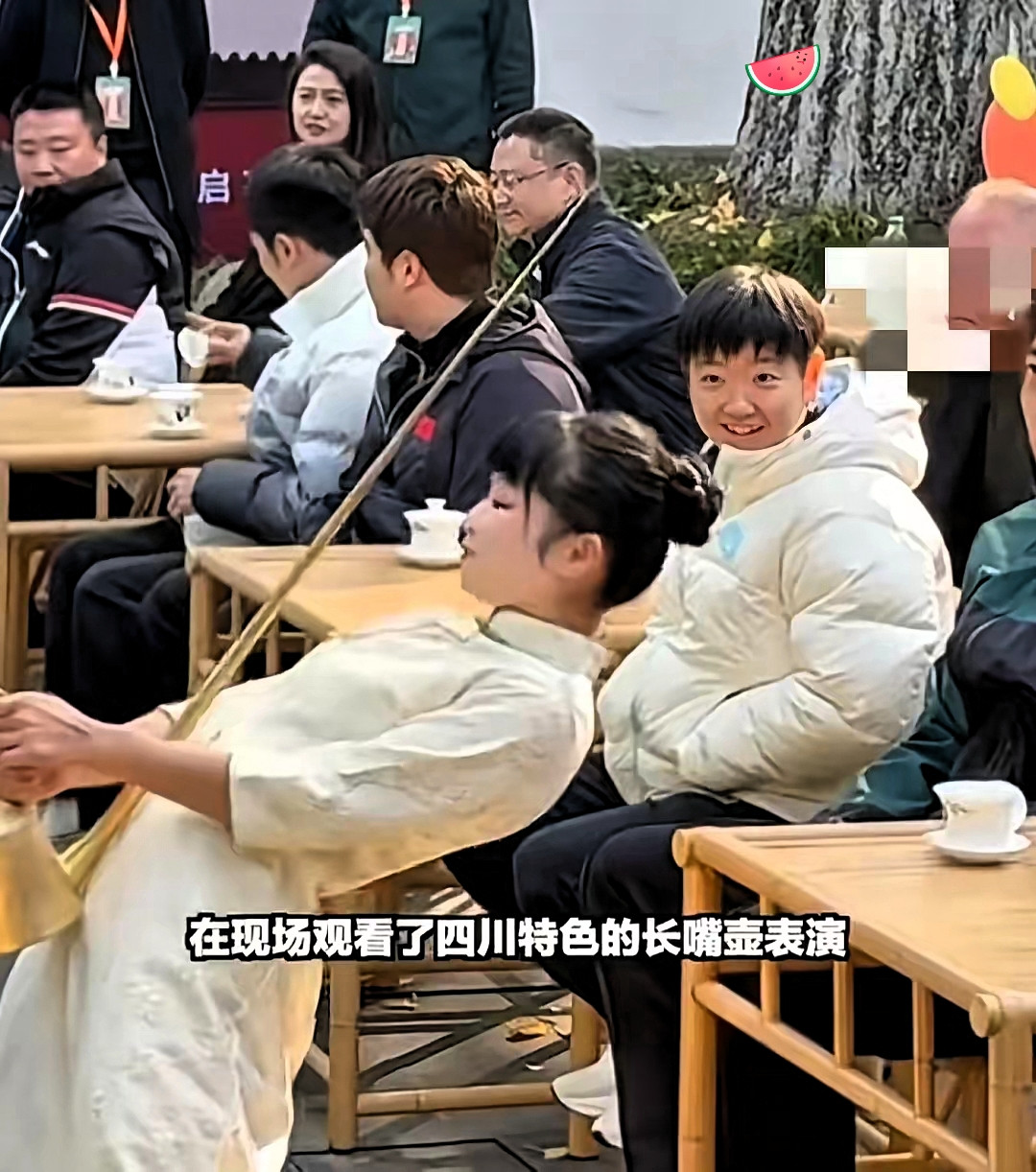 孙颖莎“盯姐”名场面太圈粉！慕强体质藏着夺冠密码谁还没被孙颖莎...