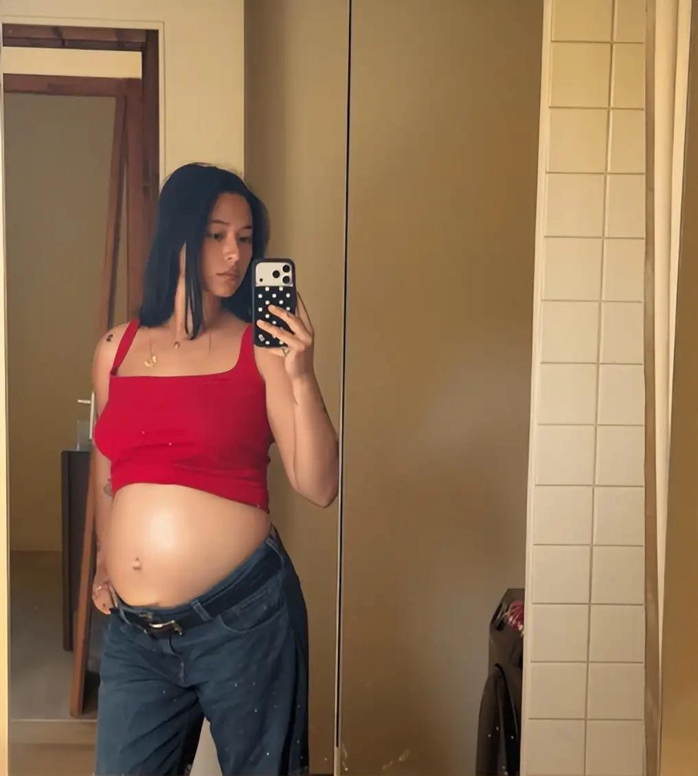 姜文要当外公了。他的混血女儿快要生了。这个小姑娘从小美到大，难怪姜文一提到女儿就