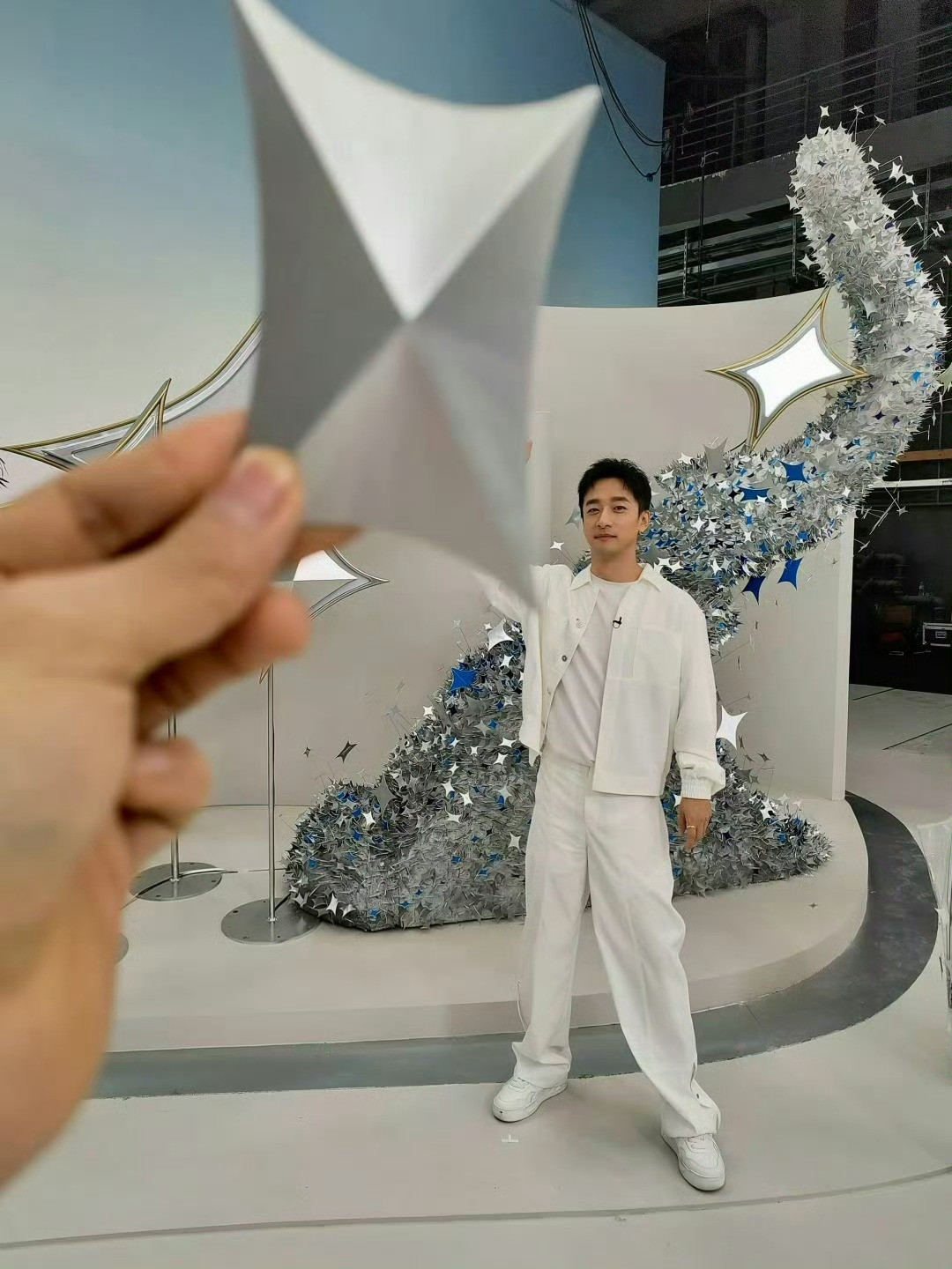 肖战拍的live图既能当被拍的顶级模特，又能当会拍照的专业摄影师，肖战的技能点也