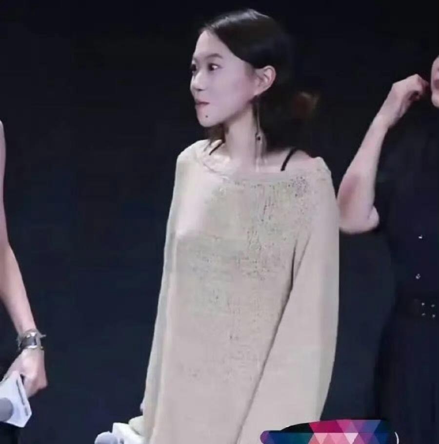 窦靖童，这身打扮完全化身妈妈王菲了有种未来天后的感觉