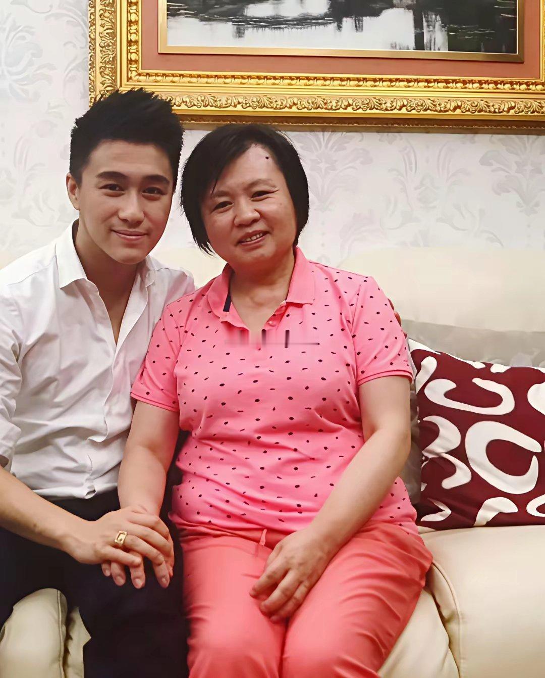 何猷君的保姆也被接到法国，参加了他的婚礼！她坐在奚梦瑶妈妈旁边，而且还是第一排这