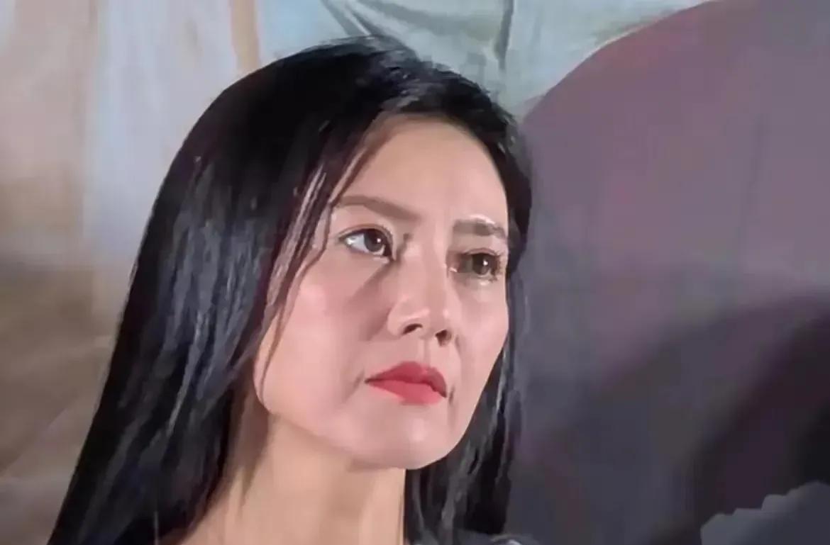 岁月绕过谁？高圆圆也老了有说蓝洁瑛或李丽珍了。但我宁愿相信是光线问题，圆