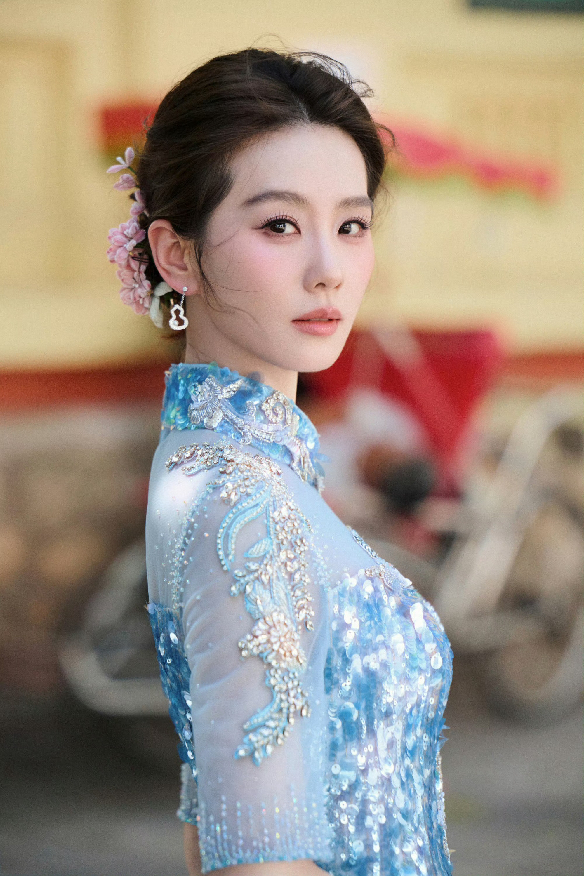 刘诗诗今日活动造型图集，一袭新中式蓝色亮片刺绣裙，来自六礼「青澜序」特别定制