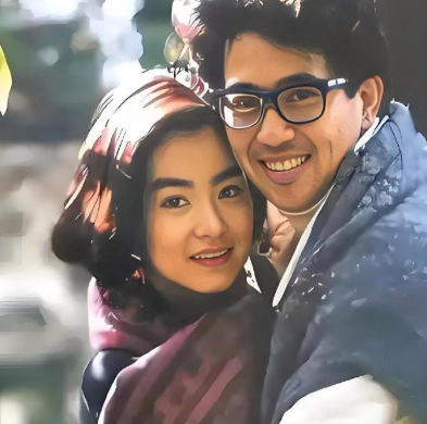 1994年，林青霞快披上嫁衣时，秦汉疯了似的找到琼瑶。他结结巴巴哀求：“您劝劝她