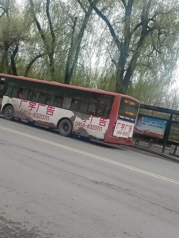 公交车上出现争议广告，居然是居民花5000投放的，这事儿挺让人意外。花5000块