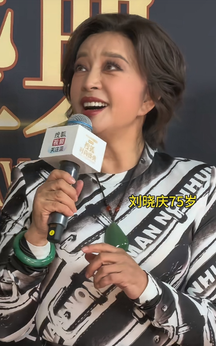 刘晓庆已经75岁了，手部皮肤及手抖暴露了真实年龄，但整体状态确实不象七十多岁，牛