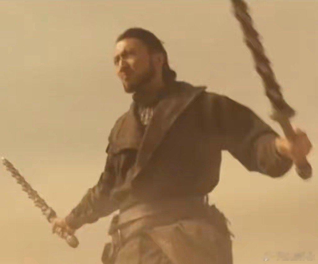 谢霆锋粉丝好幽默，说他镖人里的镜头像雷佳音头围大了一圈