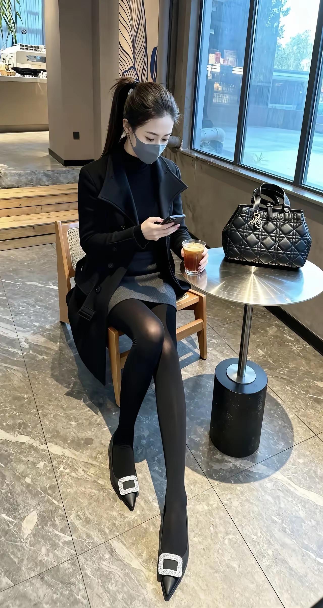 都市雅风，黑色大衣+黑色丝袜，优雅咖啡时光女性怎样穿搭更知性?
