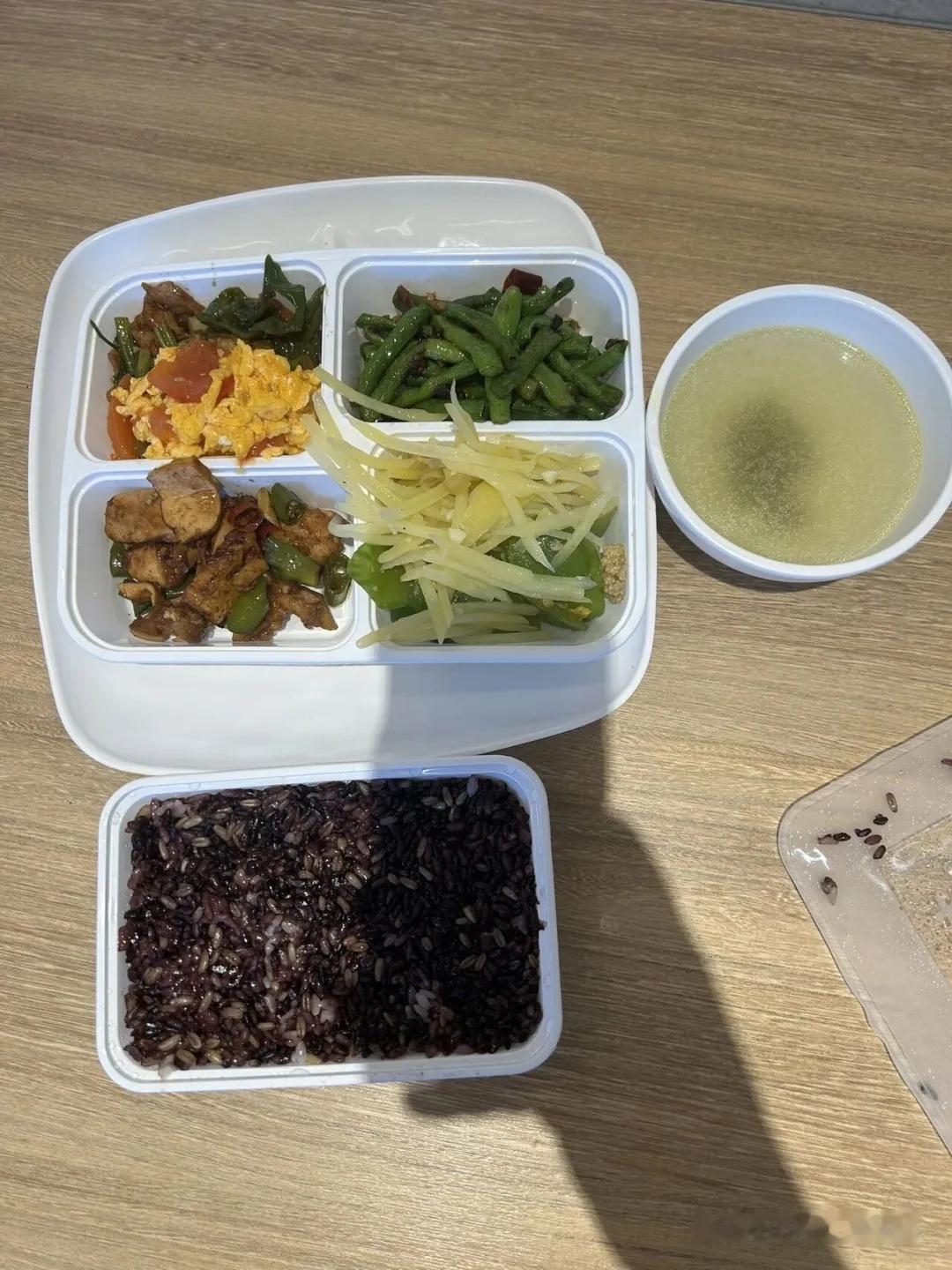 1配图是我昨天去了一趟大米先生吃了点“自助餐”，因为他们改成了称重，50g收3