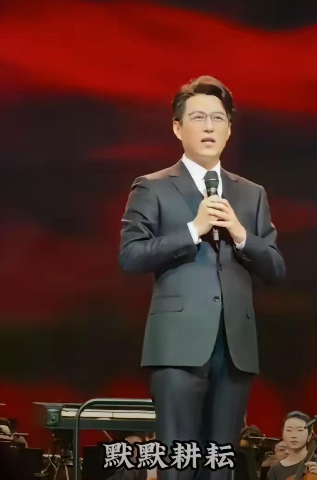 影视圈有个隐藏规矩：演员碰剧本，导演会翻脸。靳东把这条规矩撕了。拍《底线》，