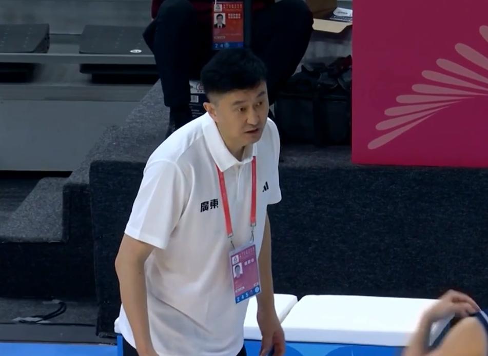 广东队2米25中锋，上场10秒钟，就被杜锋弃用，球迷：真的是太尴尬了！杜锋如此用