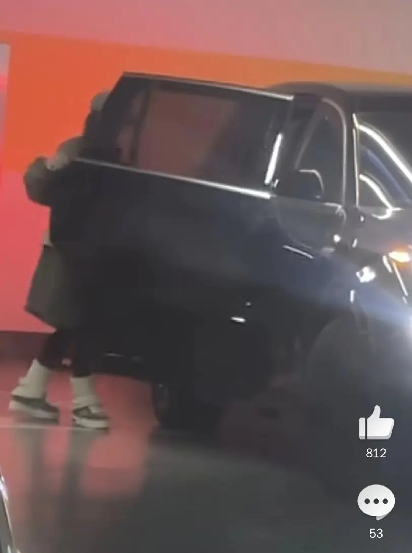 赵丽颖独自出门逛街12月11日，有狗仔拍到赵丽颖独自出门逛街，画面里，她穿着一身