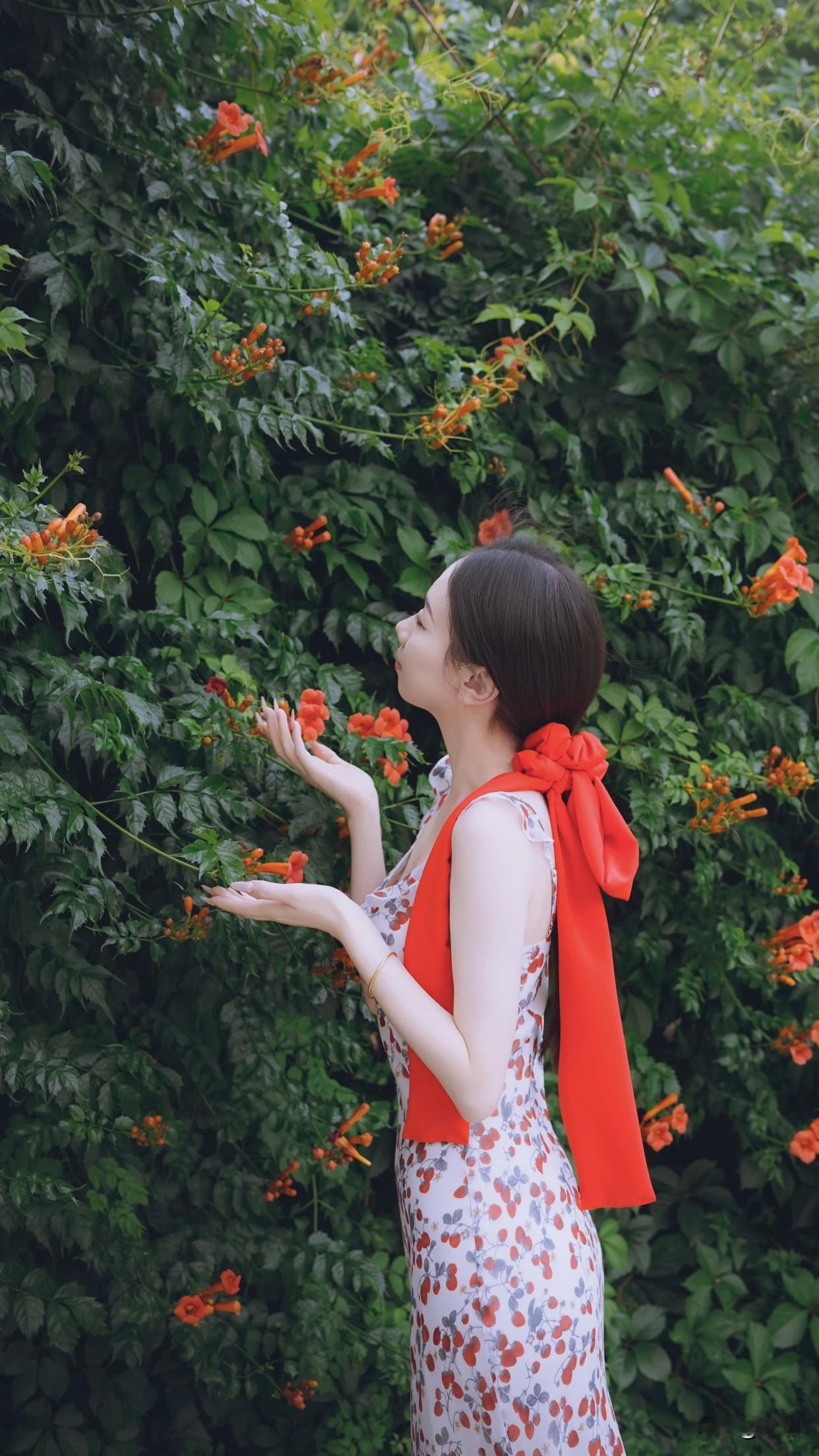 高级感穿搭，温柔风穿搭。红衣美人倚花丛，似画如诗意无穷。