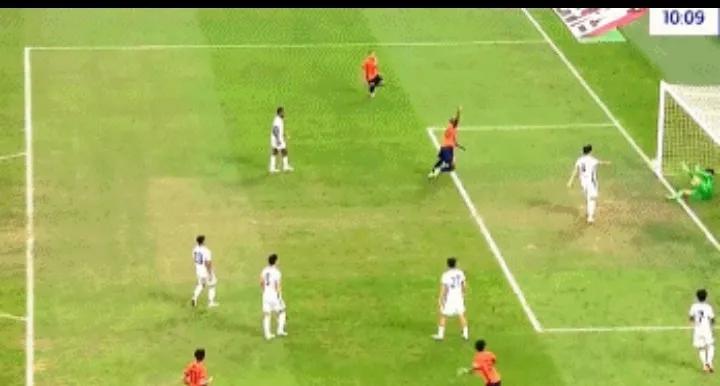 青岛海牛这个球是不是已经进球门线了？昨天这个球也是非常有争议！进化薛庆浩做出了世