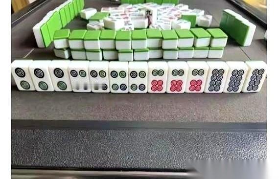 牌往桌上一亮，整个屋子瞬间就静了。我下家叼着烟，忘了往外吐，烟灰都快烧到嘴了。