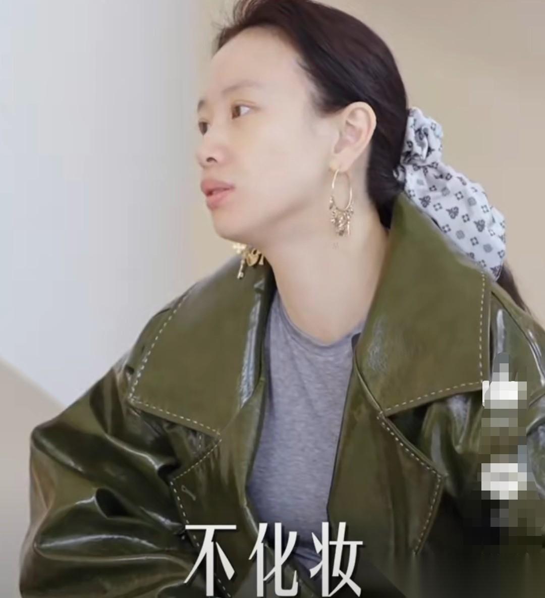 主持人问李梦：“你素颜过来的？”李梦点了点头，坚定的说自己不仅没扑粉，连基本的