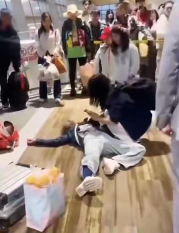 一家五口强闯登机口，老人拽行李摔倒，女儿脚踹地服，外孙崩溃大哭；昆明警方已介入调