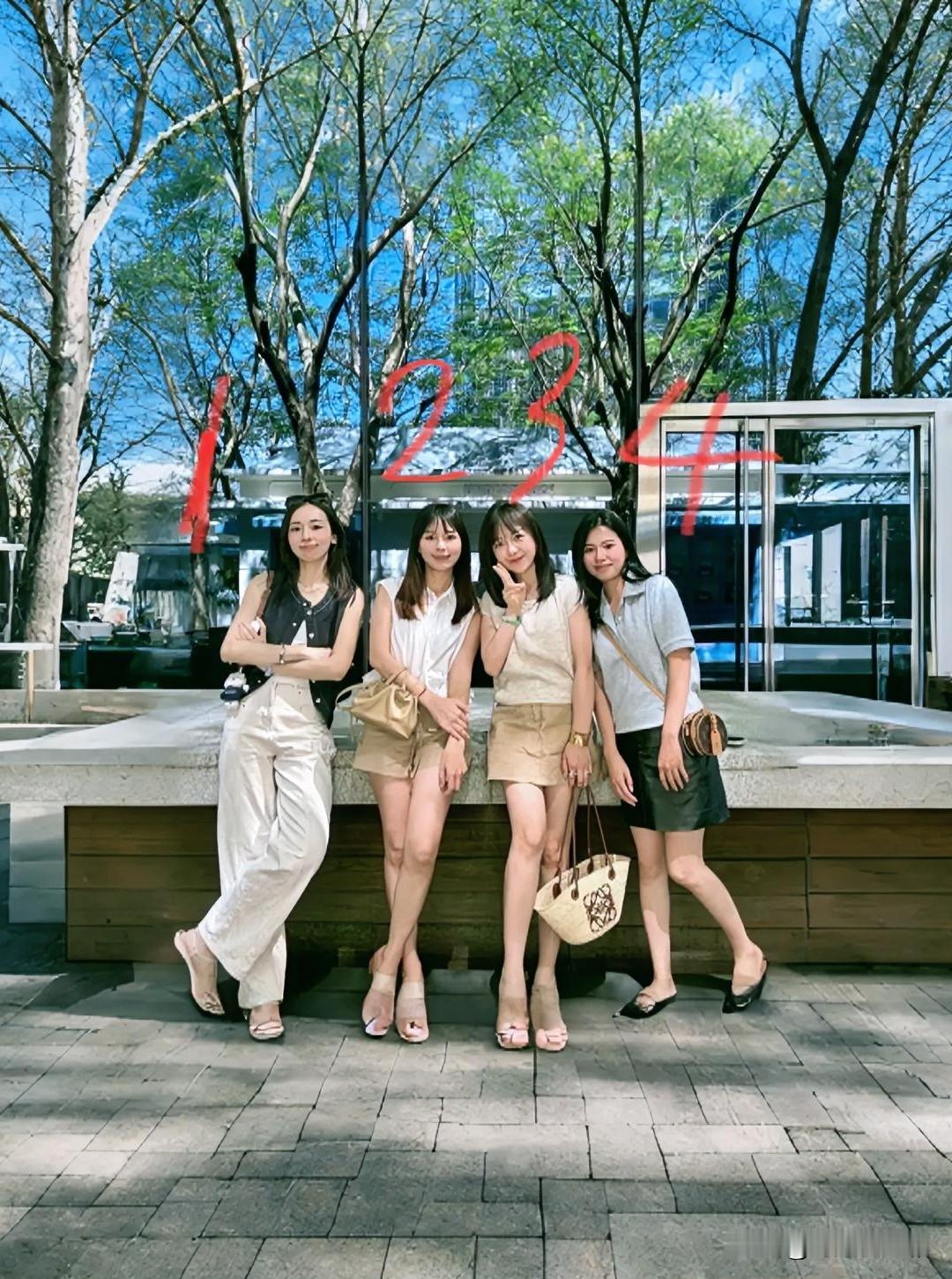 4位神仙姐姐同框！第3个甜笑杀我，你最心动哪一个？谁懂啊！这四位...