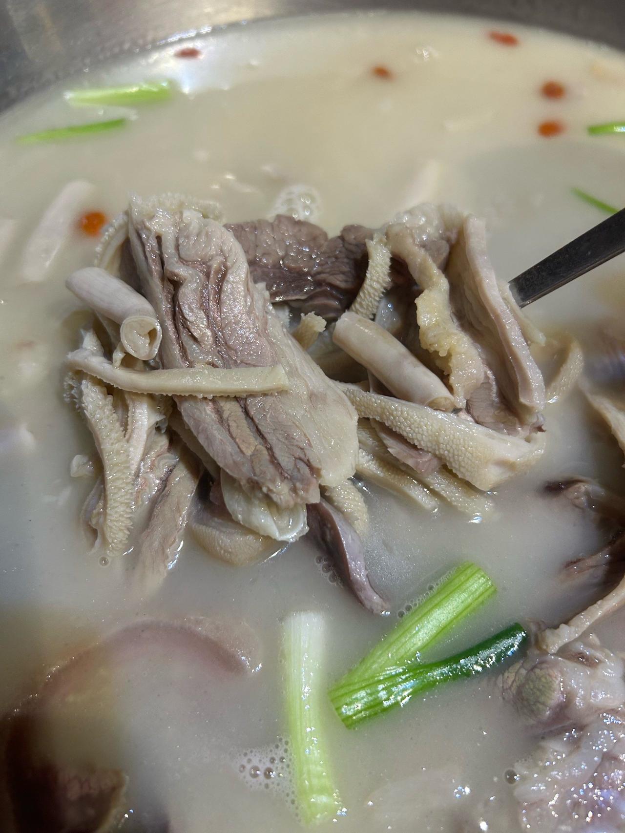 最近，天气越来越冷了，羊肉汤确实值得吃，而且价格还降了一些，羊肉65一斤，羊杂3