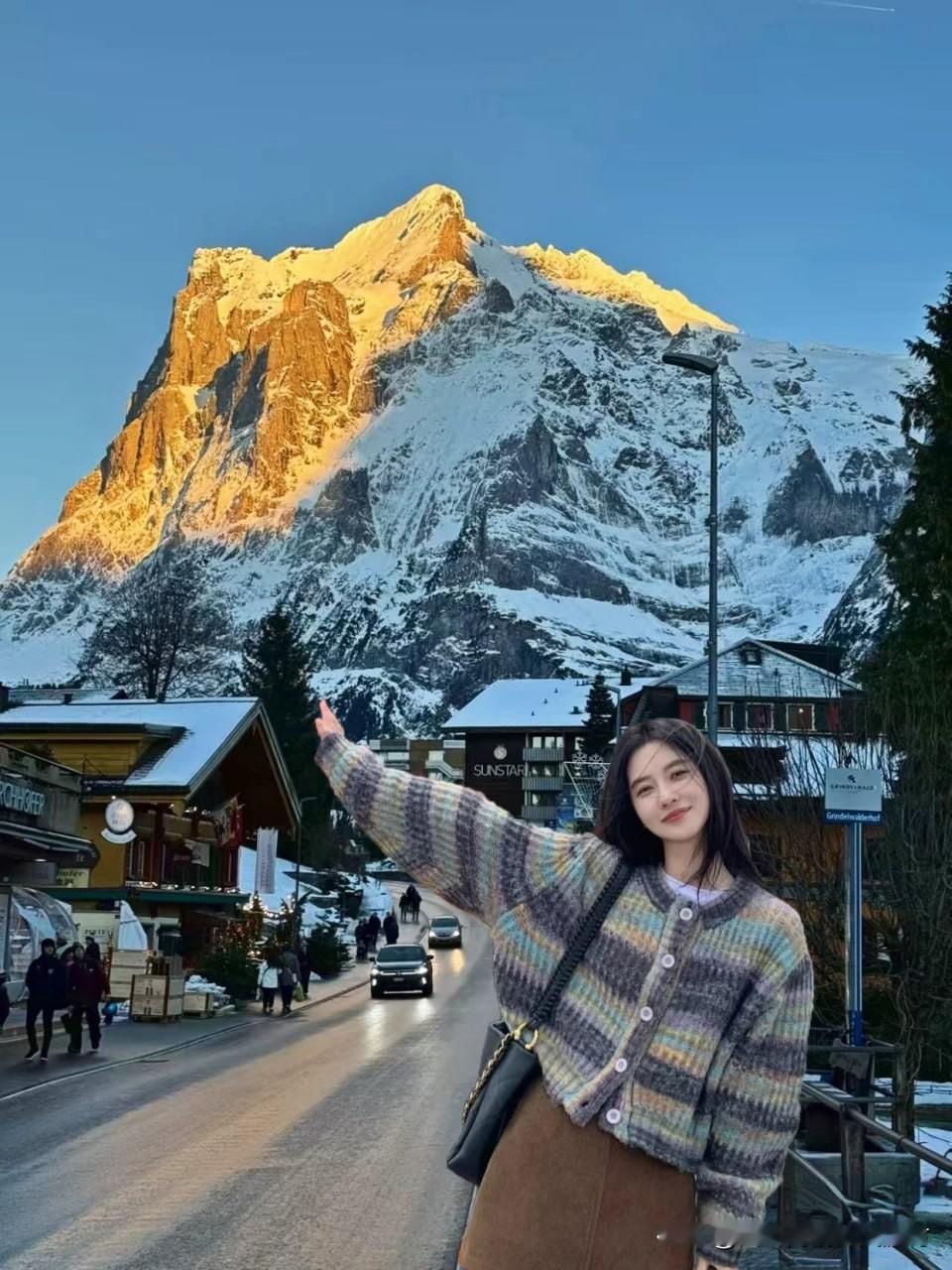有人说瑞士的美是P的，直到刷到这雪山。夕阳裹着金辉砸在雪顶上，红棕小木屋挤在山脚