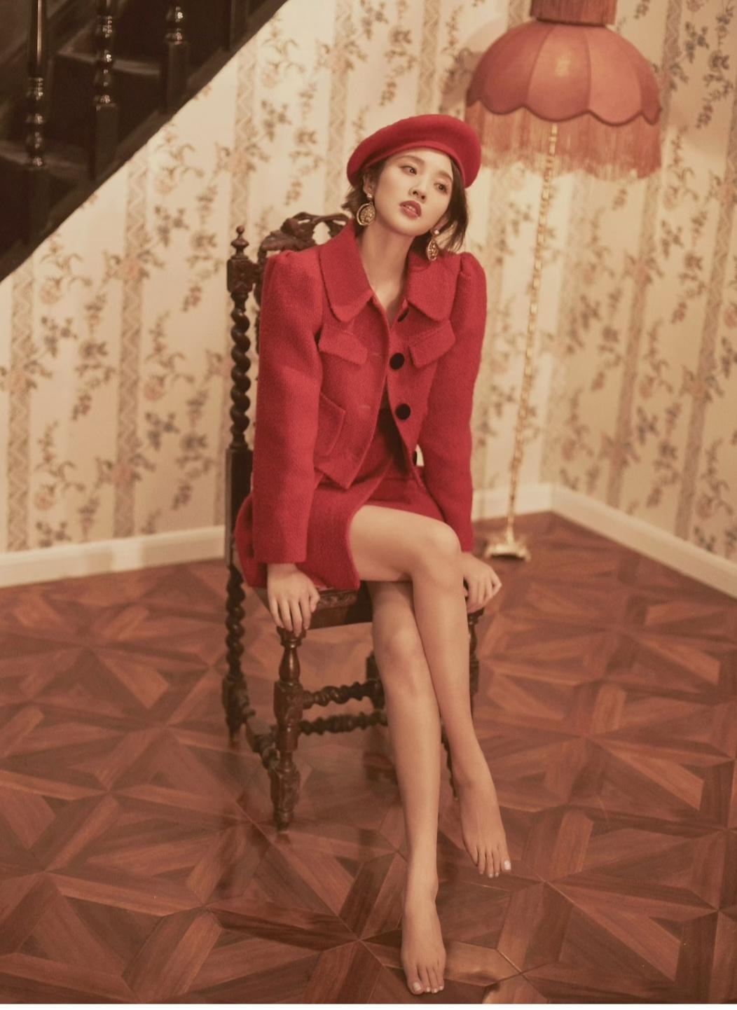 唐艺昕，小脚趾头也太小了。