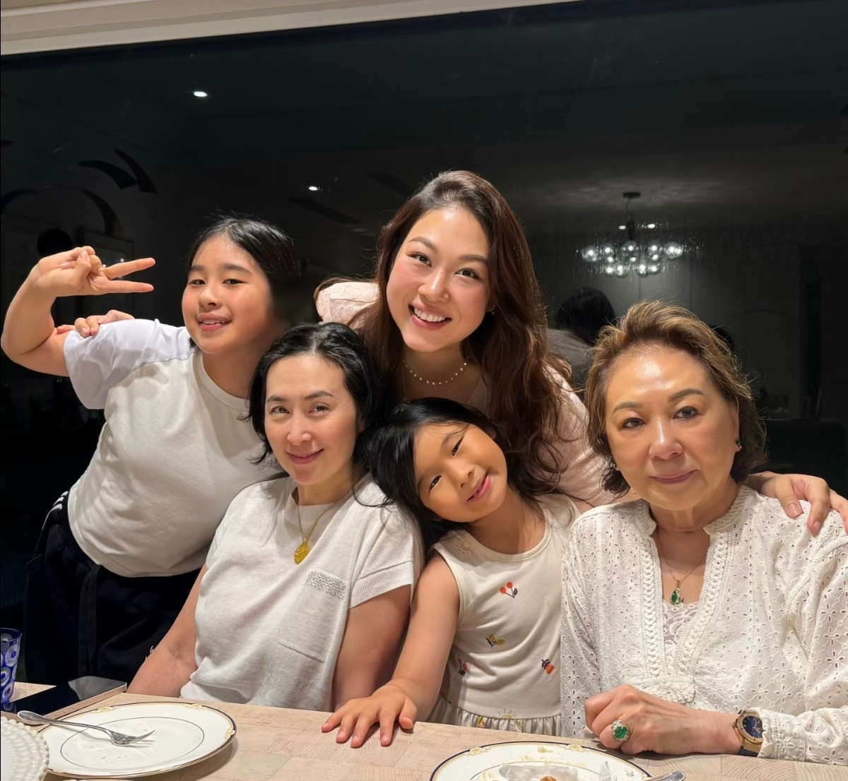 干女儿曾昭仪带着孩子们，为何超琼庆祝64岁生日，竟然还是苗族服饰的HelloK