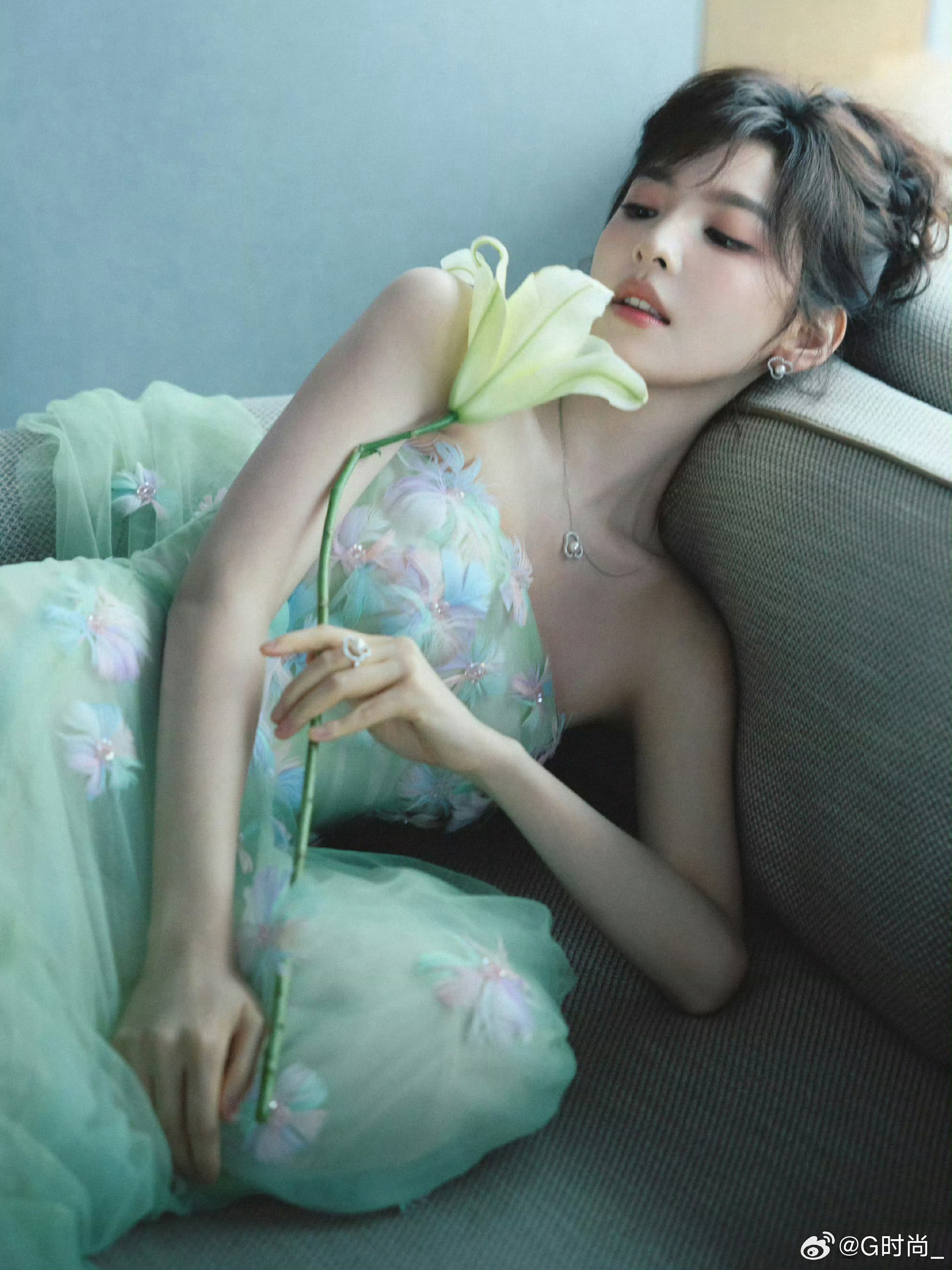 章若楠直播造型释出，身着SeleneChow羽毛花朵绿裙，轻盈羽毛缀满裙身，清