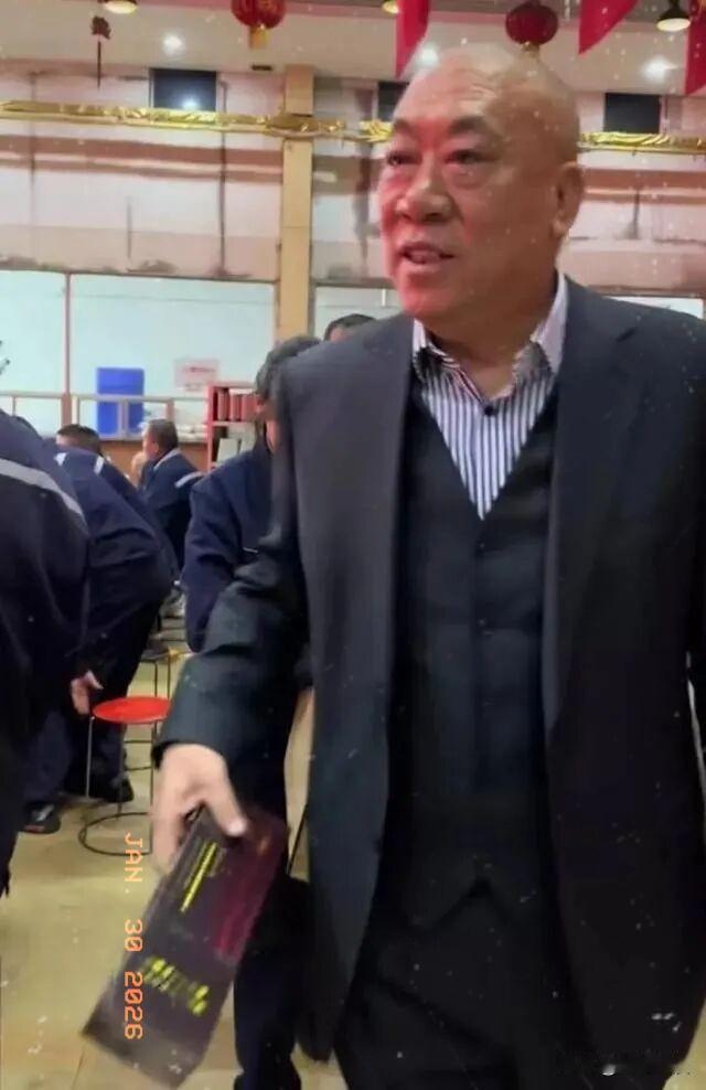 看到有人吐槽崔培军，动不动给员工一人一条中华，一人一箱酒，说发几千万就发几千万，