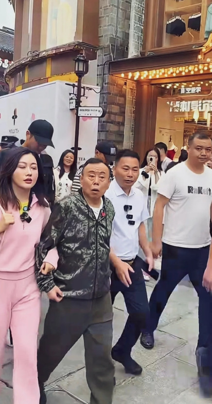 潘长江最新出镜活动！，被女儿挽着手臂，穿一身乌漆麻黑的衣服！这小老头精神十足，小