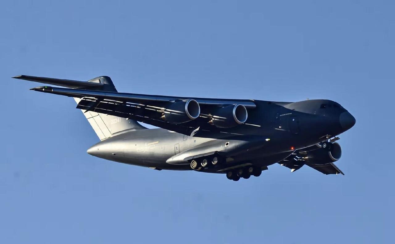 搭载涡扇-20发动机的运-20B运输机。大就是好[呲牙笑]