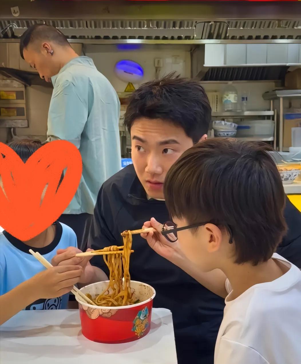 有人说梁靖崑太抠了带两个儿子去故宫玩，三个就点一碗面，一看就知道没当过父母。