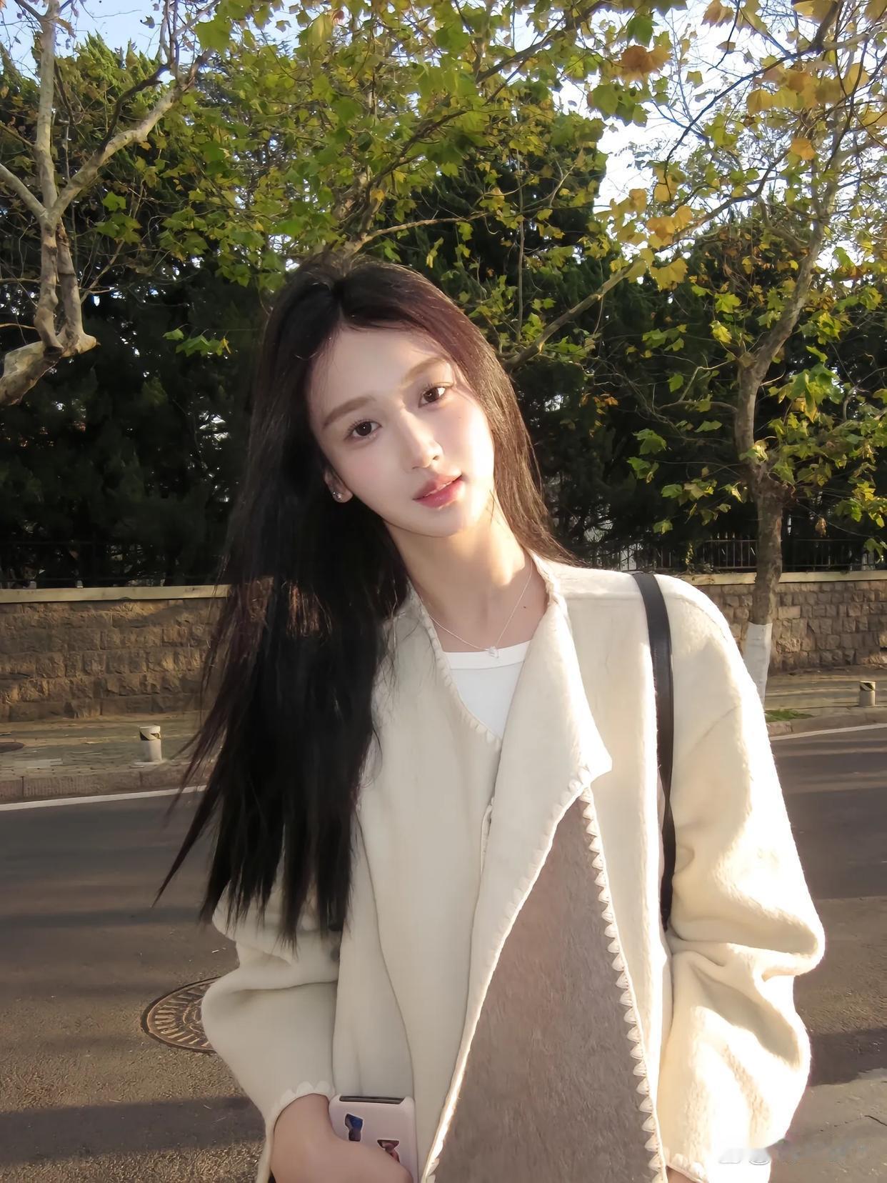 秋风起，落叶舞，美人倚树思。