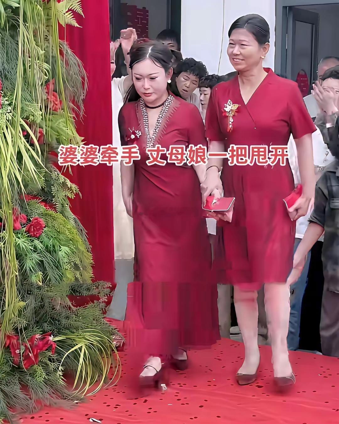 结婚当天非要穿粉色，婆婆脸都绿了！​​​