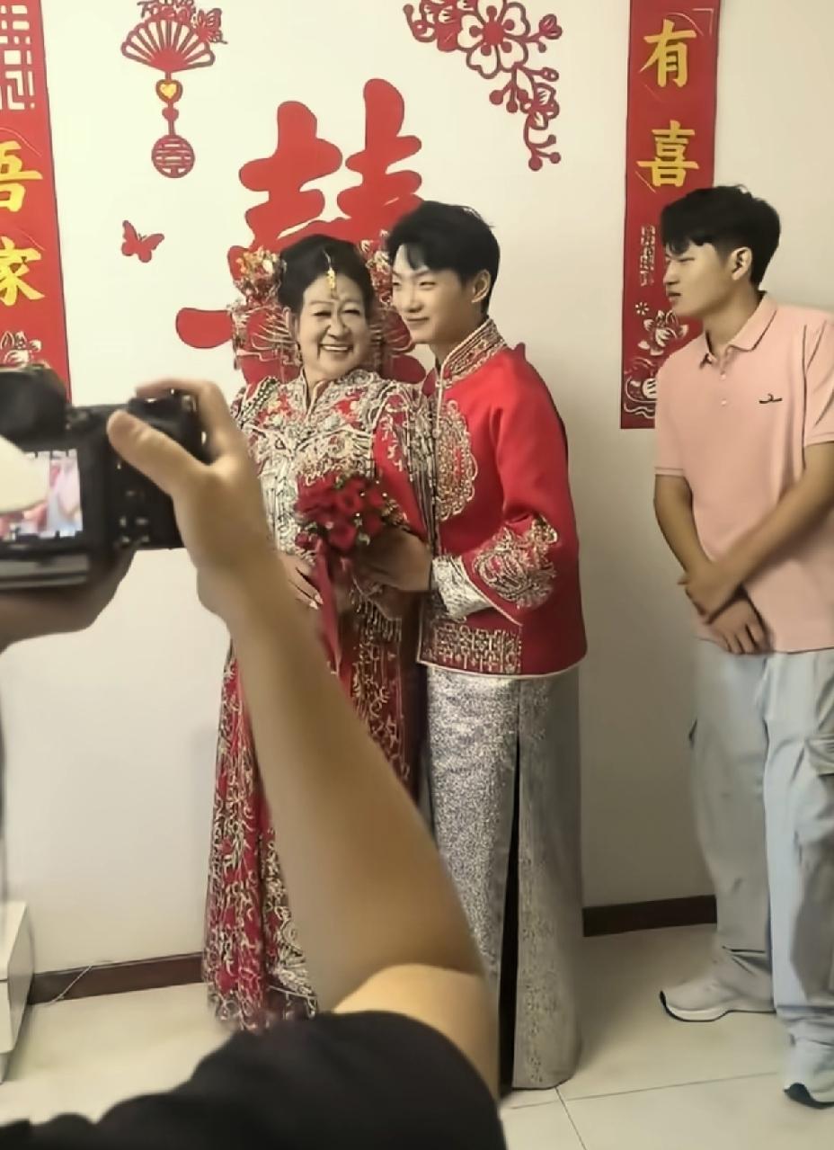 新郎跟新娘外貌看着年龄差很大，新郎也一样很爱她。