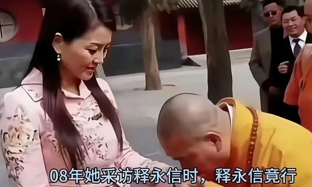 上去就给美女来个吻手礼，天下第一个，释永信就是释永信，绝对是与众不同啊，翻遍了历