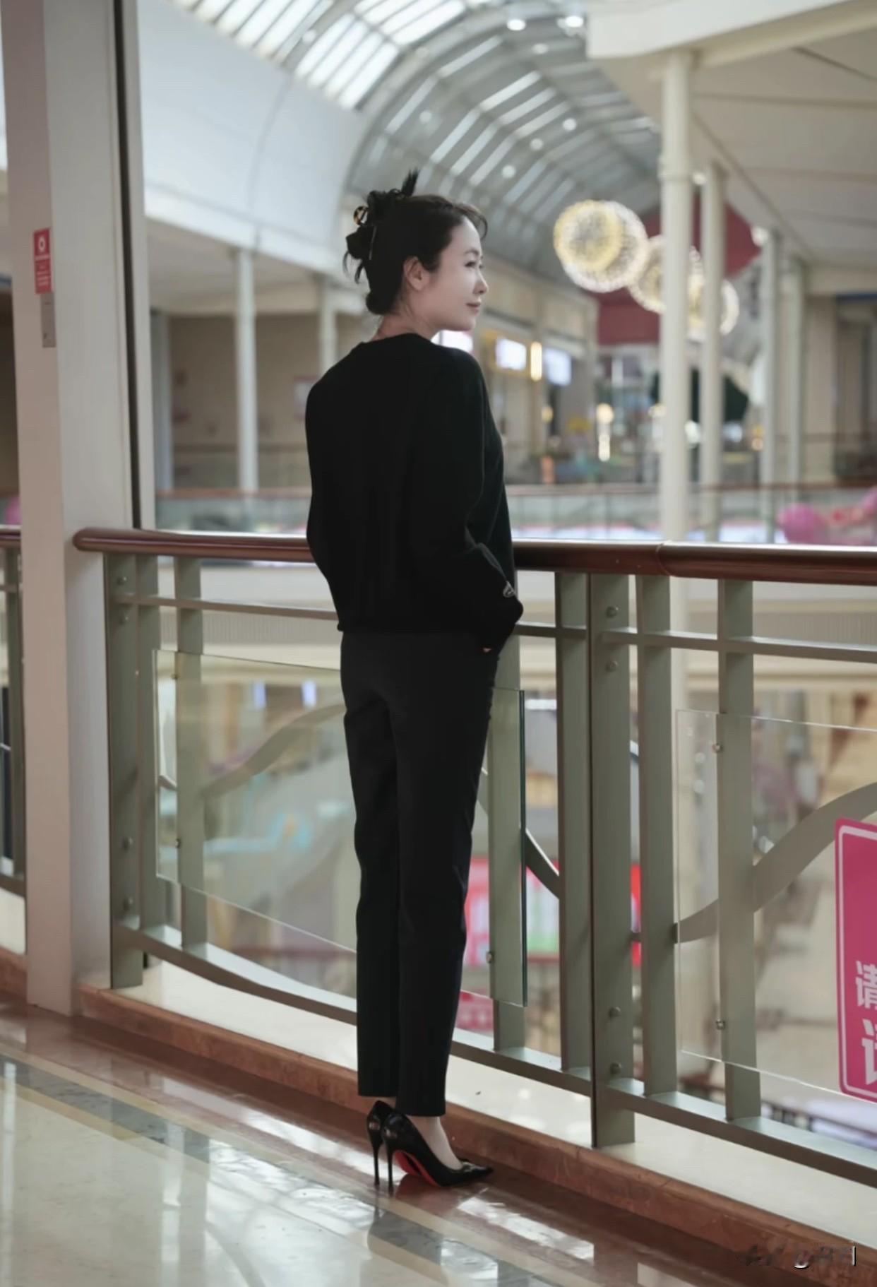 女人上班一定要穿高跟鞋吗？有些工作对穿着有严格要求，高跟鞋是职业装一部分。