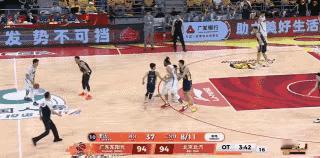 这球居然犯规了吗？杜峰听到哨声，气得跳起来了。加时赛3分40秒，北京队进攻，麦